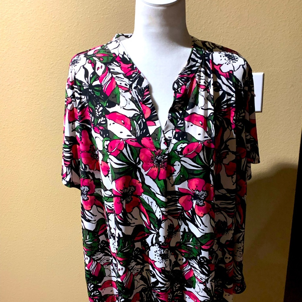 Blouse with flowers.